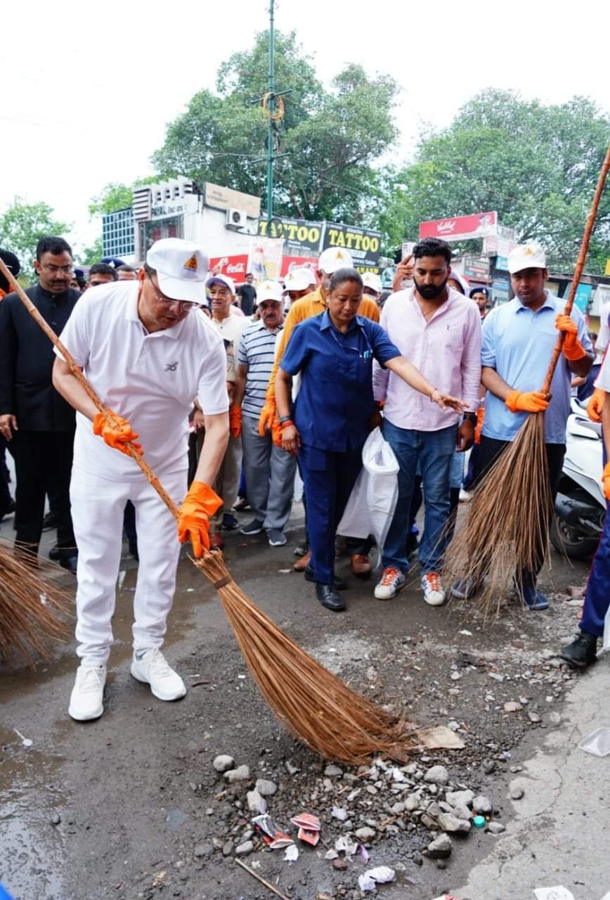 सफाई अभियान, सीएम ने किया क्या काम?