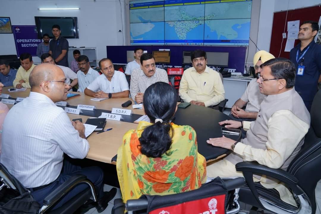 हरिद्वार में बिगड़े हालात, धामी की बैठक