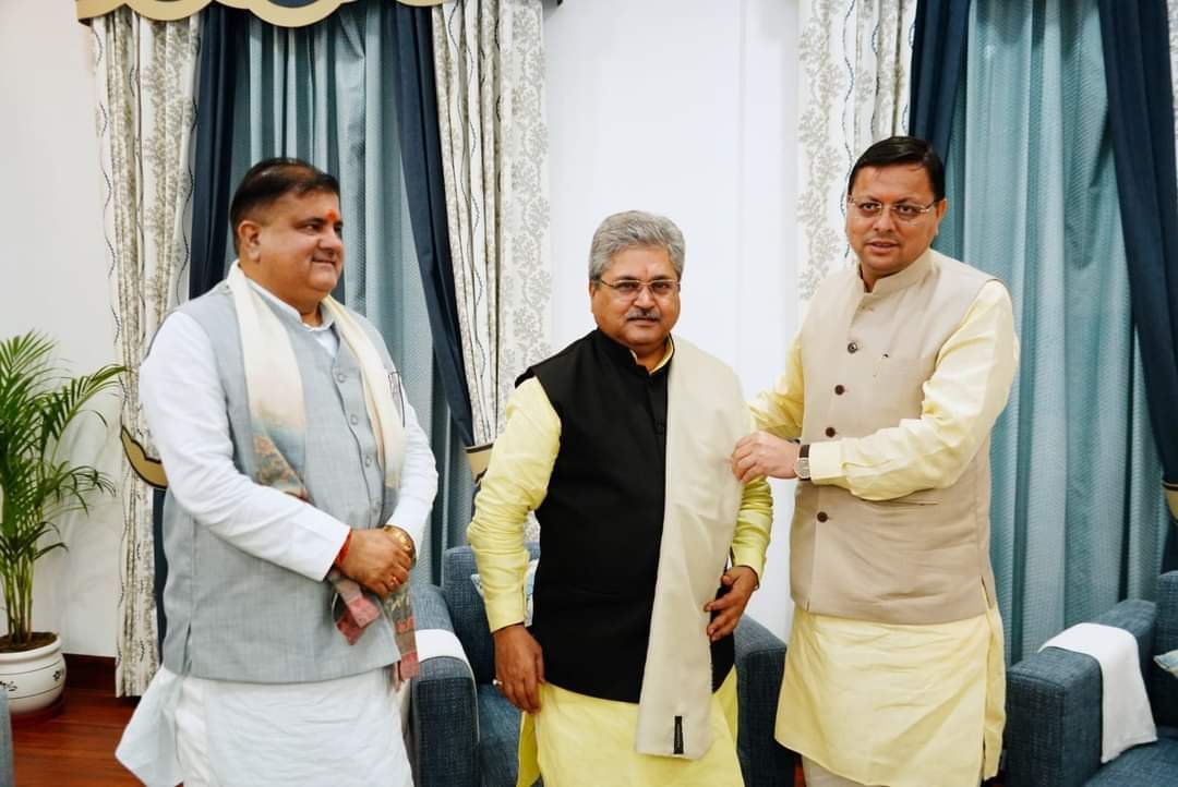 सीएम आवास पर अहम बैठक, क्या सब सही है?