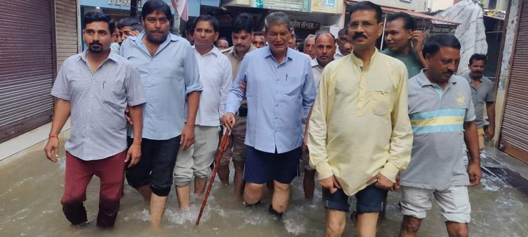 लाठी और गम बूट, निकल पड़े हरीश रावत