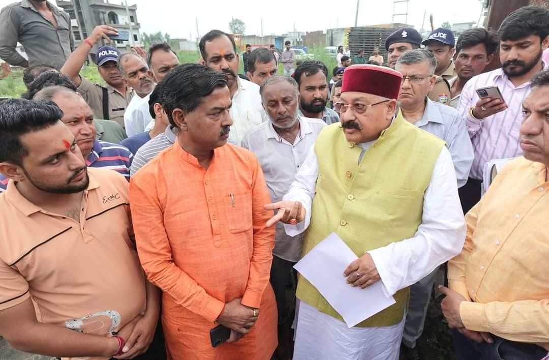 तो योगी के डर से दौड़े दौड़े हरिद्वार पहुंचे सतपाल महाराज?