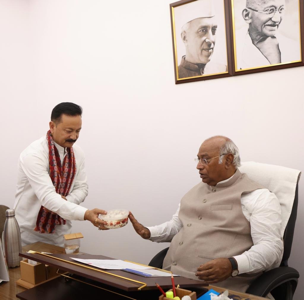 दिल्ली से करन माहरा को क्या मैसेज?
