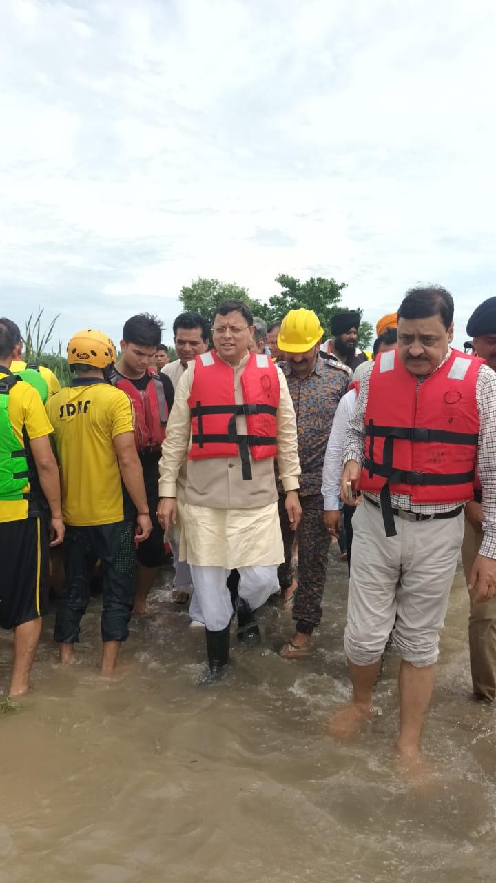 बाढ़ का जायजा लेने ग्राउंड जीरो पर धामी
