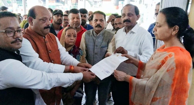 डीएम ऑफिस पर कांग्रेस का हल्ला बोल
