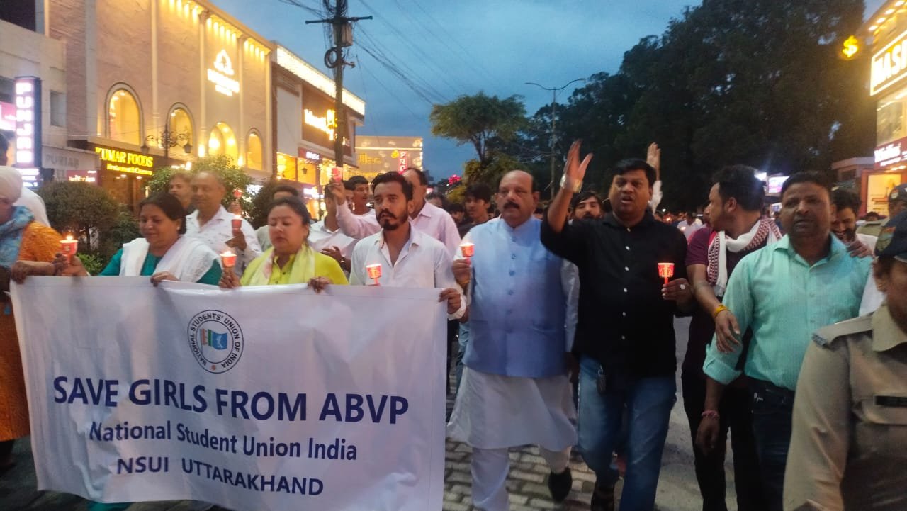 NSUI का कैंडल मार्च, बीजेपी पर दुराचारियों को बचाने का आरोप