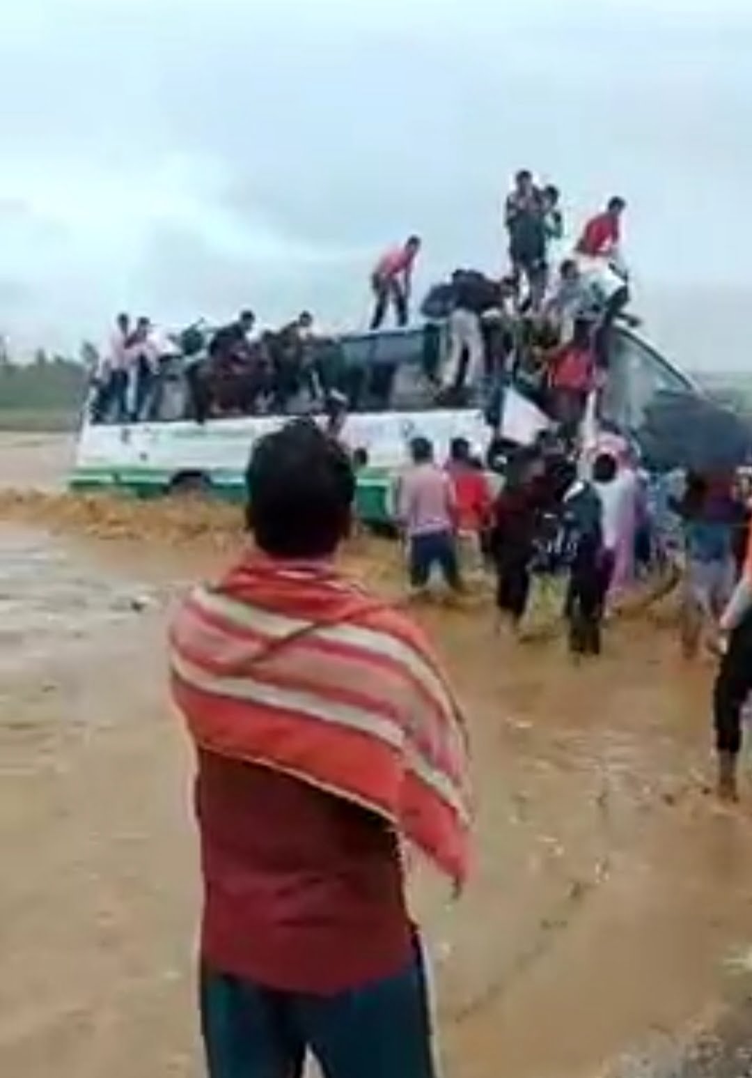 आफत में जान! बस सवार बेबस!