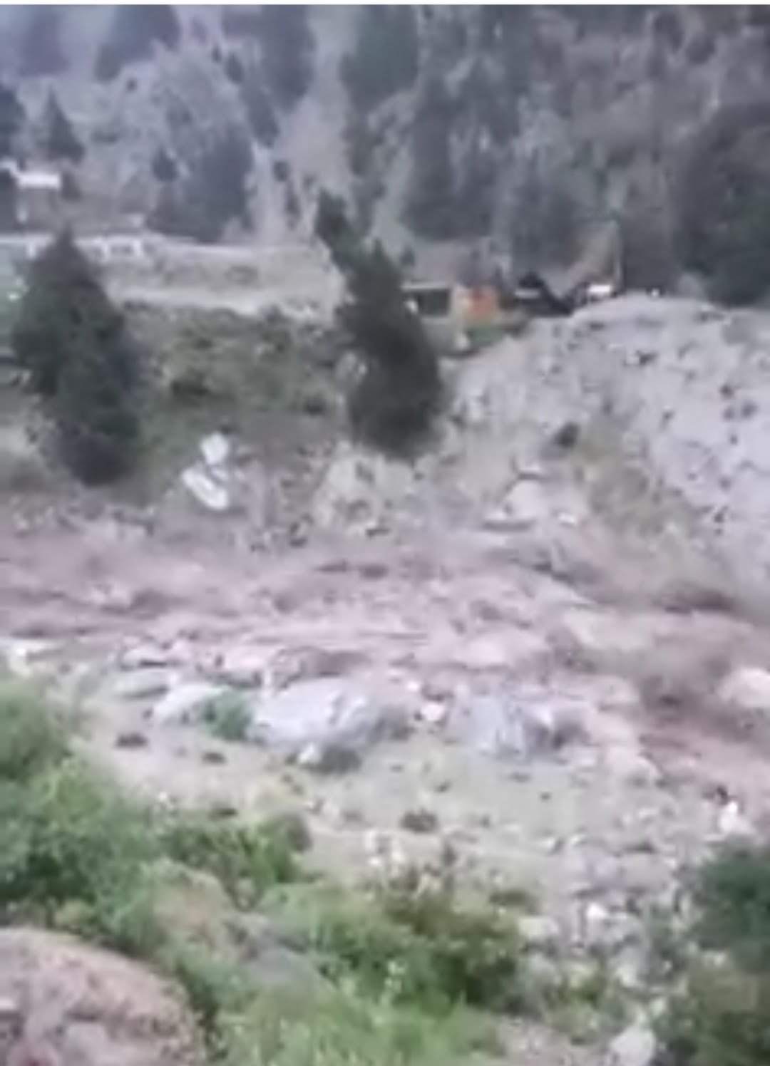 पहाड़ पर आफत, यहां टूटा ग्लेशियर