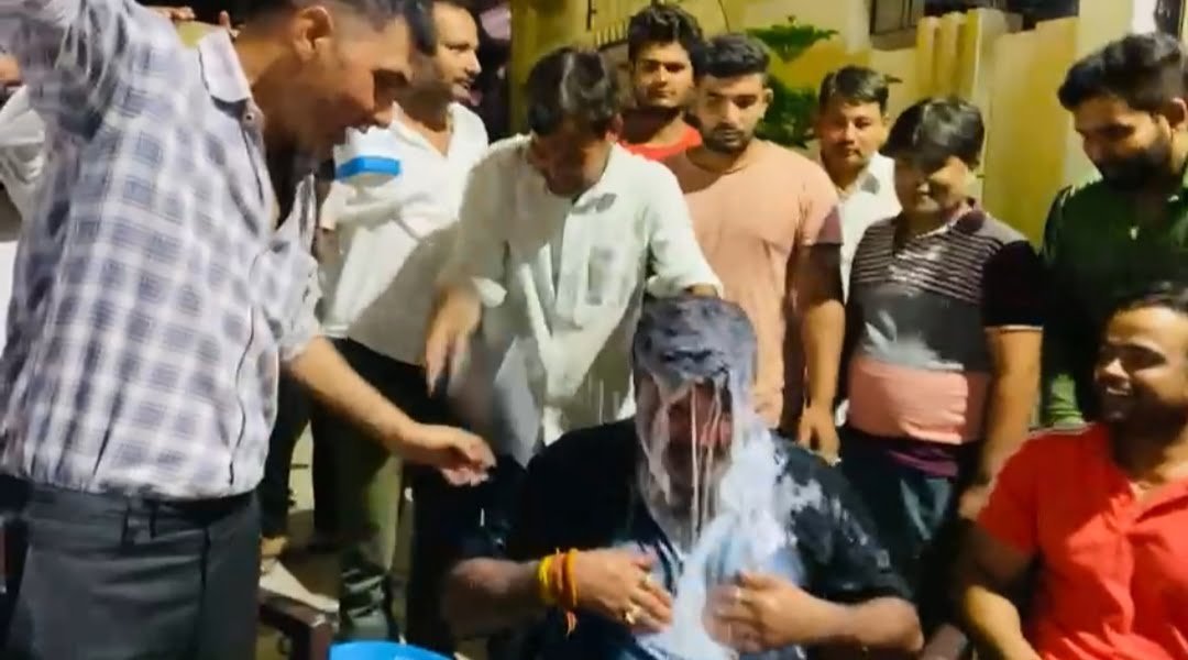 खानपुर विधायक उमेश कुमार का सम्मान, दूध से कराया स्नान