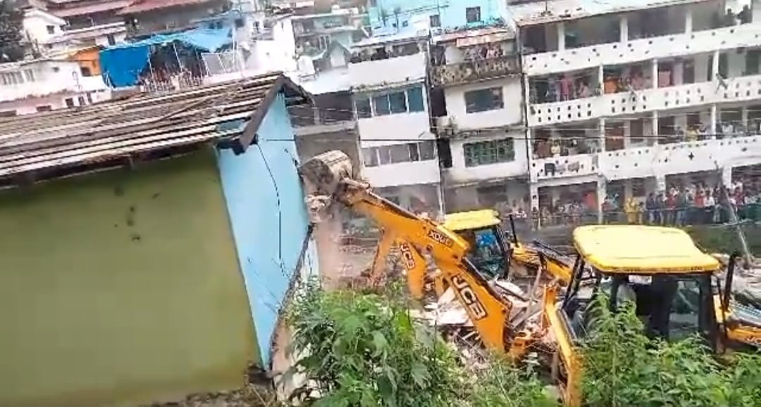 धामी का बुलडोजर चला, शत्रु संपत्ति पर कब्जा वापस मिला