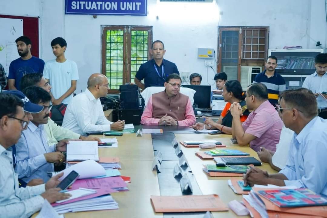 आपदा कंट्रोल रूम में धामी, जाना प्रदेश का हाल