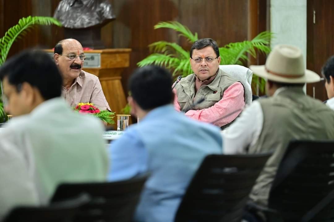 वन विभाग के अफसरों को धामी की फटकार