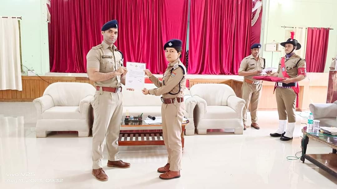 बेहतर काम का ईनाम, एसपी पिथौरागढ़ ने किया सम्मानित
