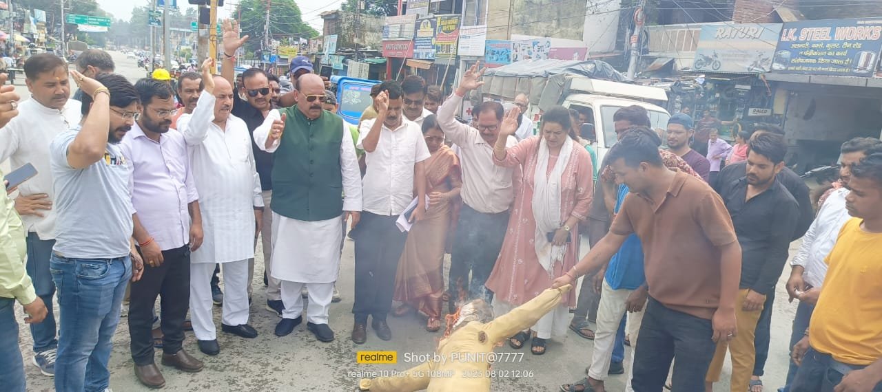 कैबिनेट मंत्री के खिलाफ आक्रोश, कांग्रेस ने फूंका पुतला