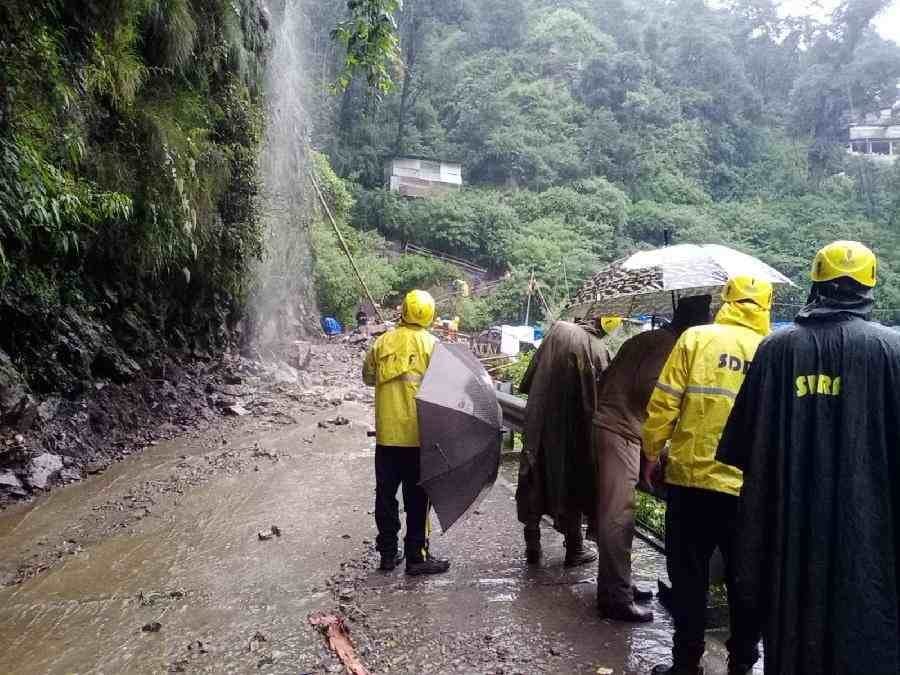 गौरीकुंड में 19 लोग लापता, 4 शव बरामद