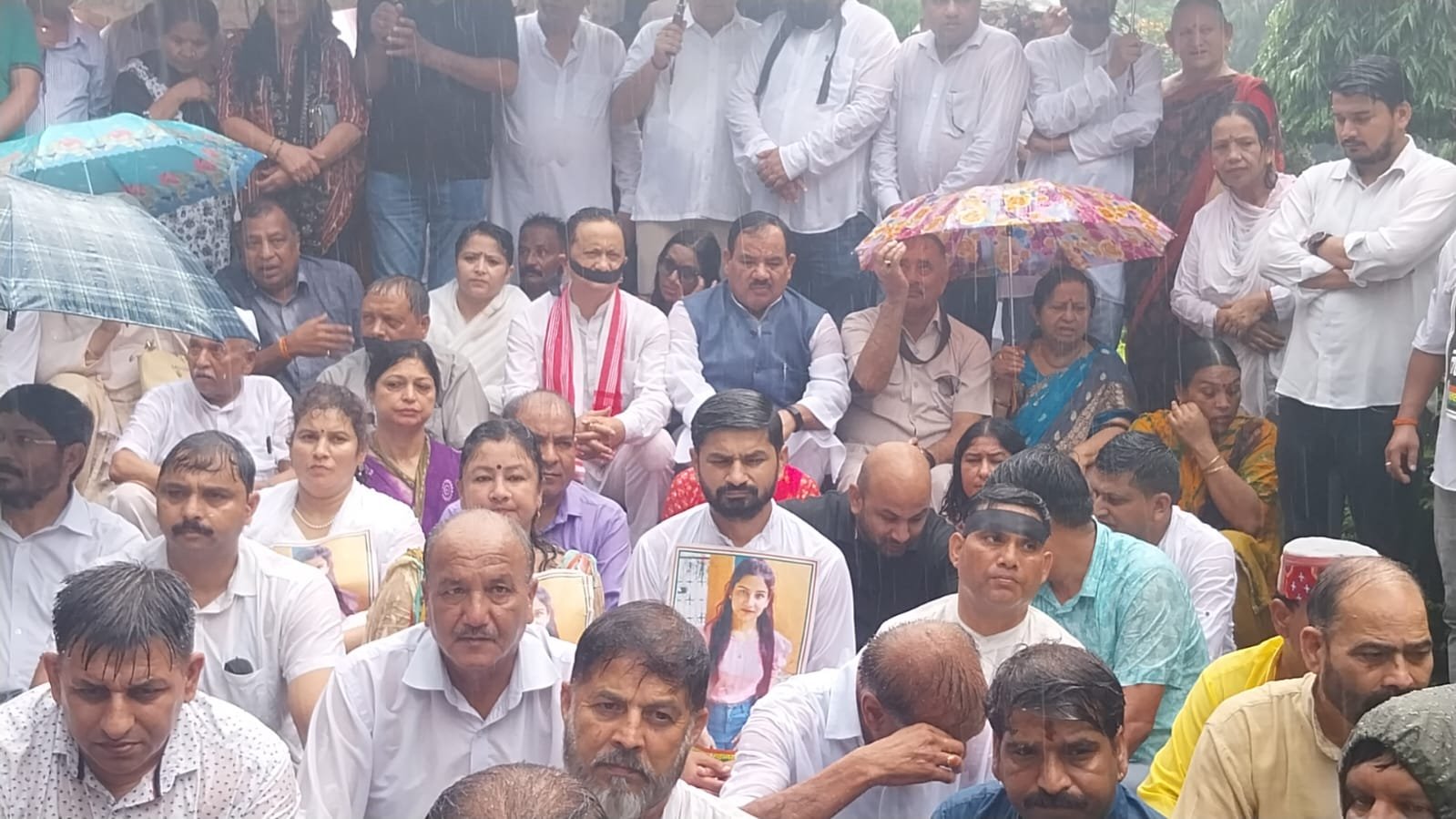 कांग्रेस का मौन उपवास, करन को हरक का भी साथ