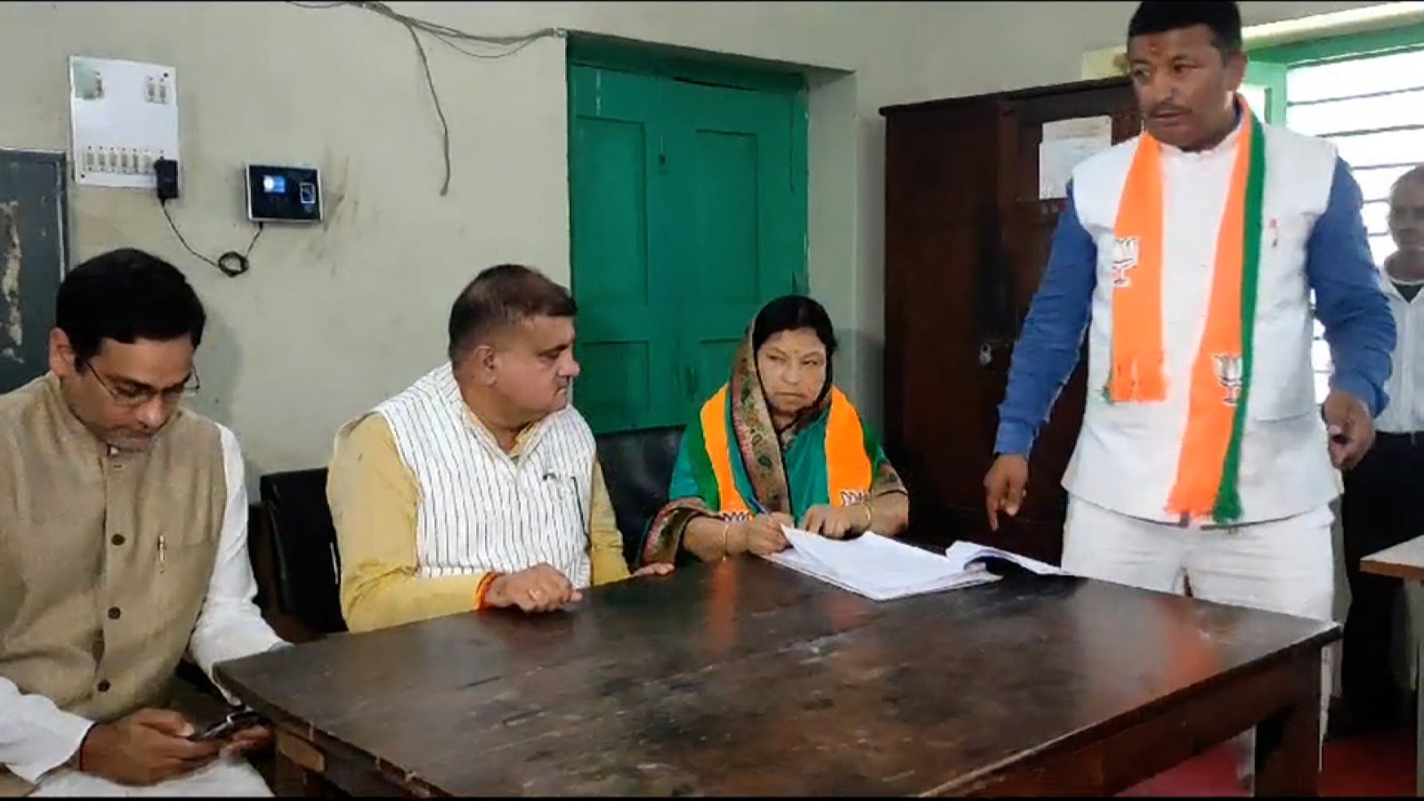 पार्वती दास ने नामांकन किया, अब चुनावी जंग!