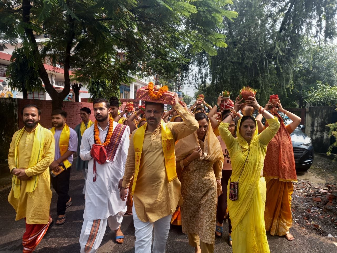 महादेव के भक्तों की भव्य कलश यात्रा