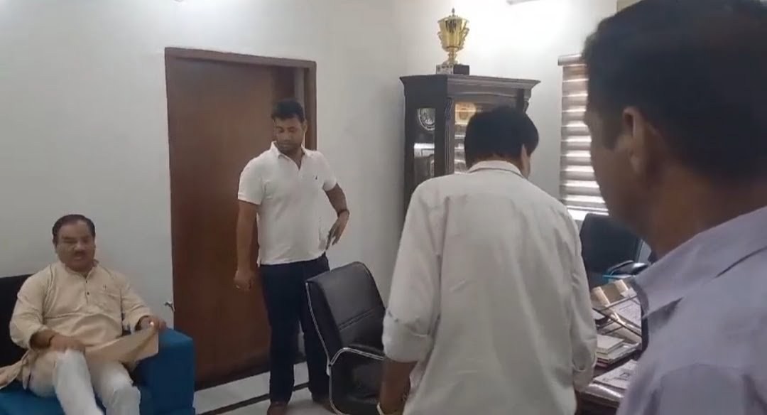 जानिए वो मामला जो बना हरक के गले की फांस!