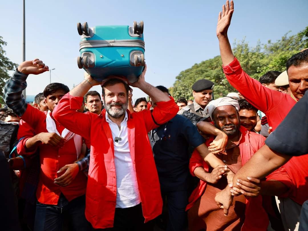 कुलियों से मिले राहुल गांधी, जानी मन की बात
