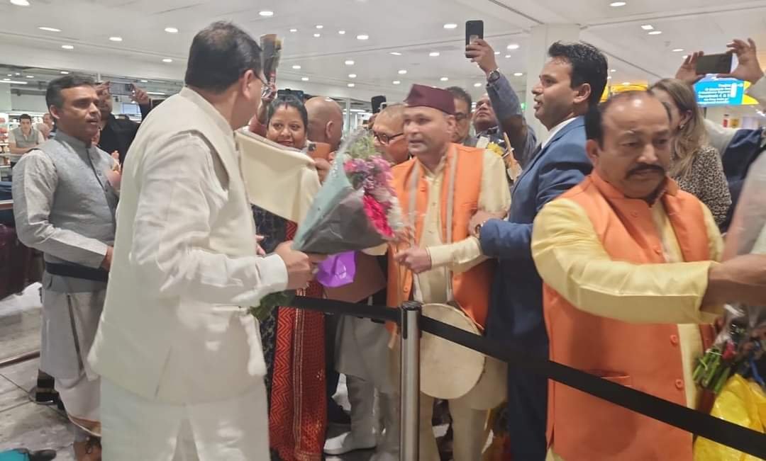 लंदन पहुंचे धामी, एयरपोर्ट पर स्वागत