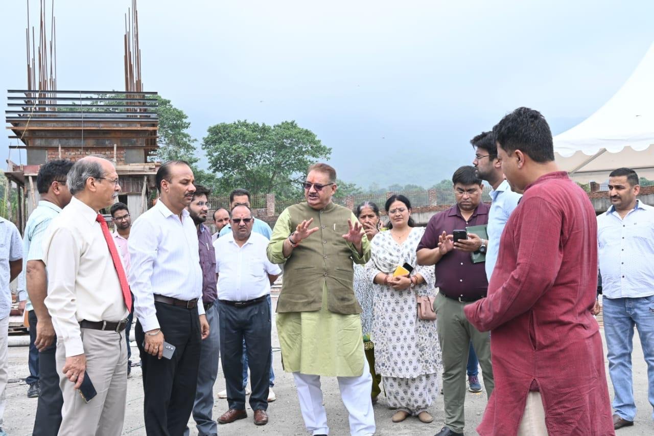 मंत्री गणेश जोशी की अफसरों को फटकार, रोज 24 घंटे काम करने के निर्देश