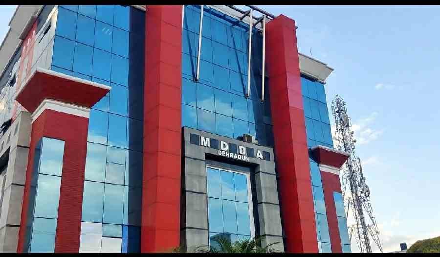 MDDA के अफसर ने किया अवैध कब्जा? किसने थमा दिया नोटिस?