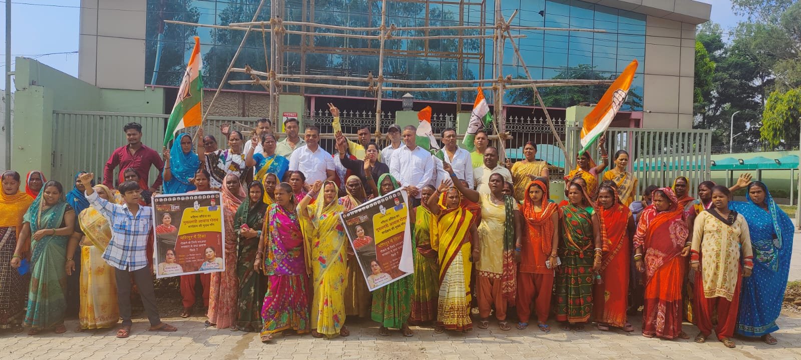 महिला कांग्रेस का प्रदर्शन, ऋषिकेश से भी बड़ी संख्या में जुटे कांग्रेसी