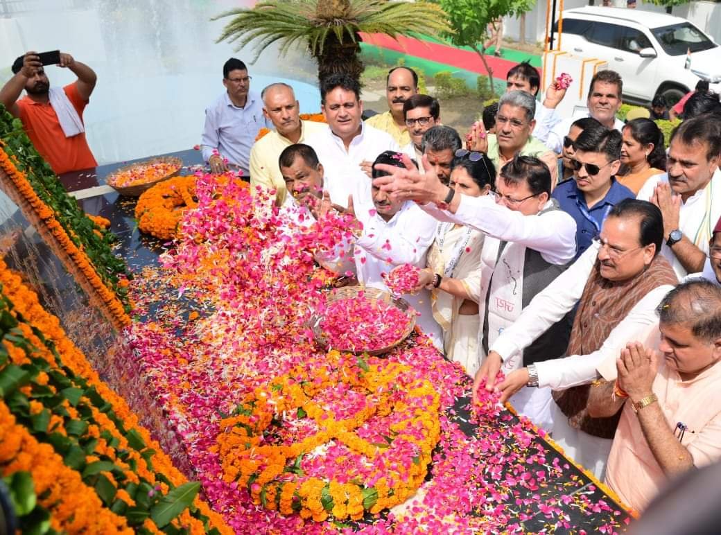 रामपुर तिराहा पहुंचे धामी, शहीदों को किया नमन