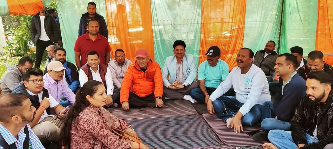 विधायक मयूख महर का धरना, डबल इंजन सरकार पर हमला