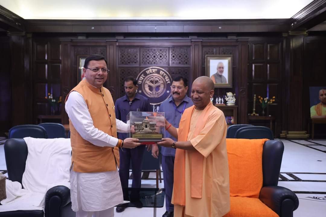 यूपी के सीएम से मिले उत्तराखंड के मुख्यमंत्री धामी, किन मुद्दों पर हुई बात?