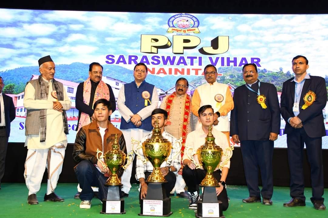 अपने सियासी गुरु के सामने सीएम धामी ने बताया शिक्षा का महत्व, पढ़ाया अनुशासन का पाठ