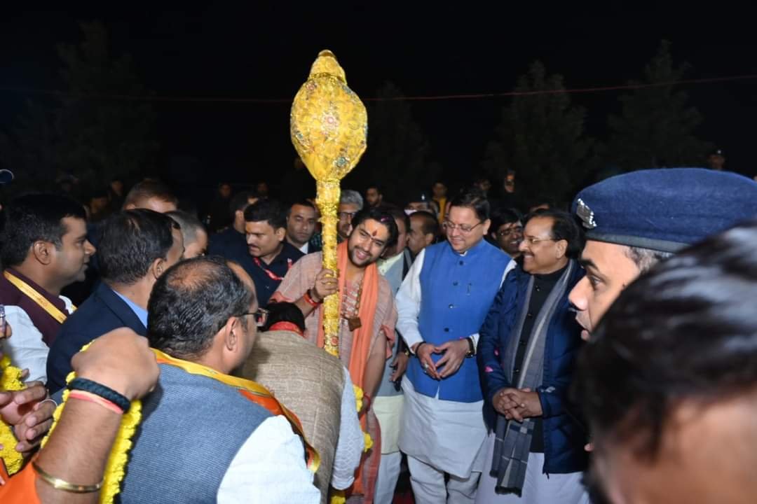 धीरेंद्र शास्त्री के दरबार में धामी की हाजिरी, अजय भट्ट, महेंद्र भट्ट भी मौजूद