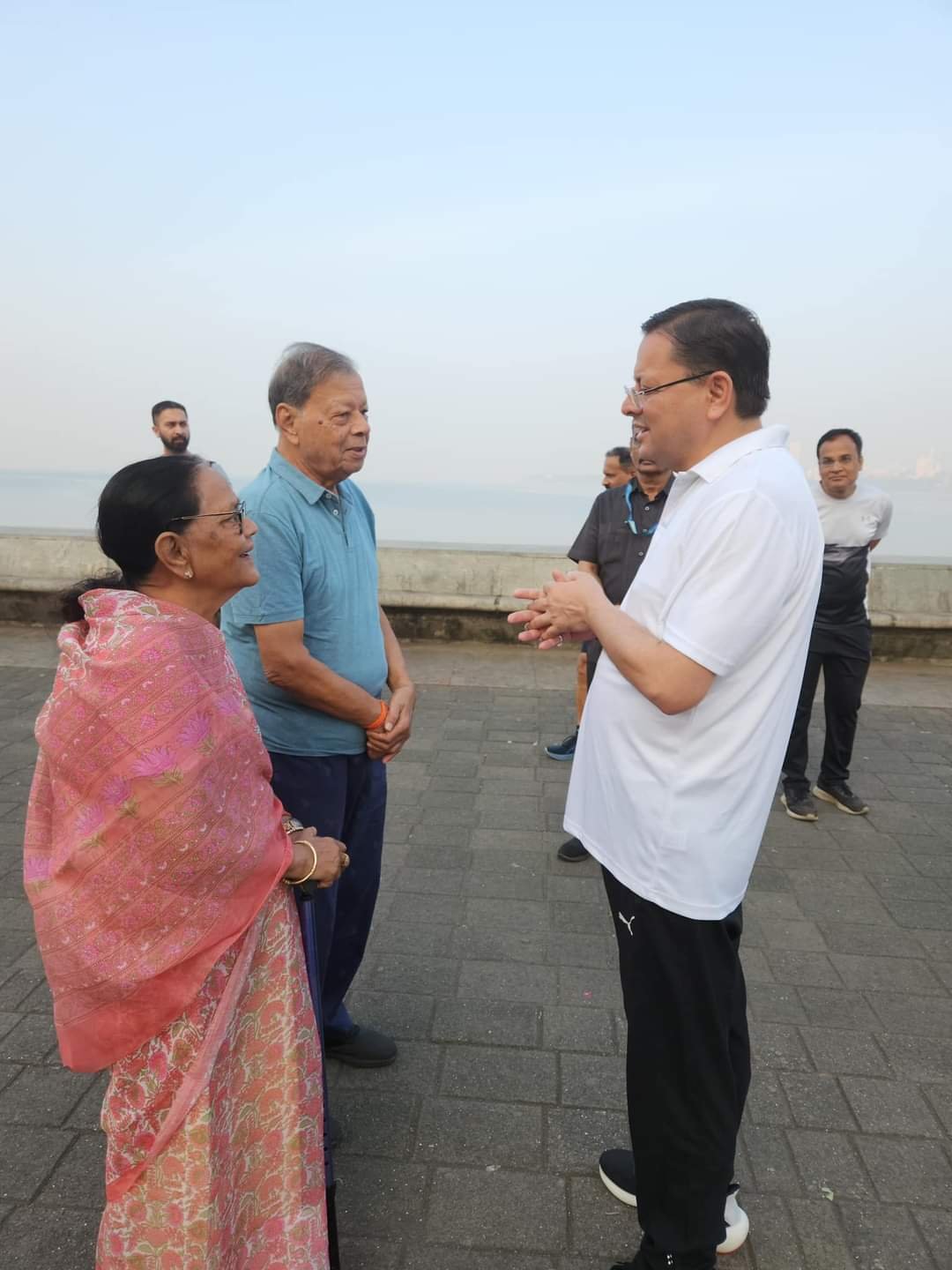 मुंबई में सुबह की सैर पर निकले धामी, लोगों से जाने उत्तराखंड यात्रा के अनुभव