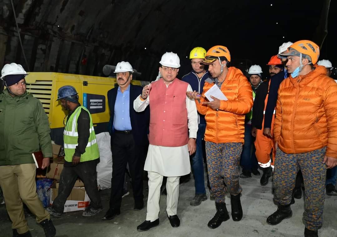 सीएम ने लिया रेस्क्यू का जायजा, बस 5 मीटर दूर