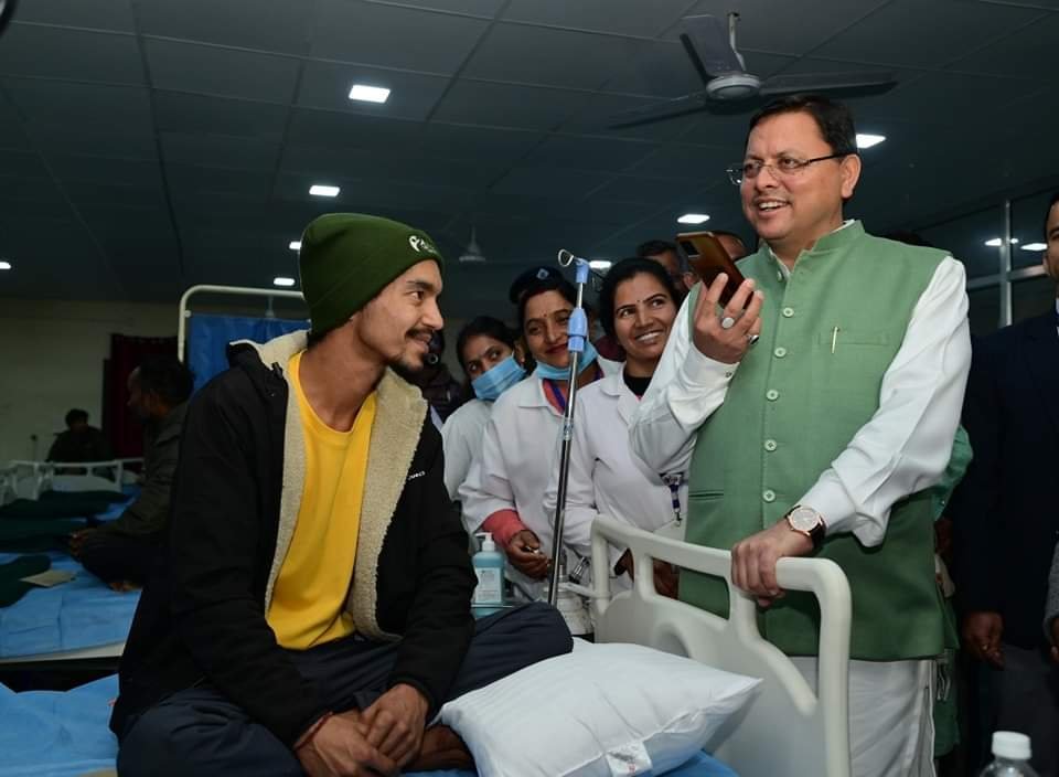 पुष्कर ने पुष्कर से क्या पूछा? मां को क्या बताया?