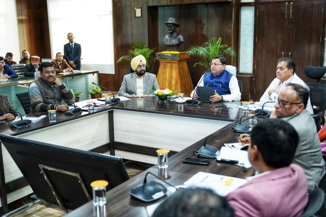 राजस्व प्राप्ति पर धामी की बैठक