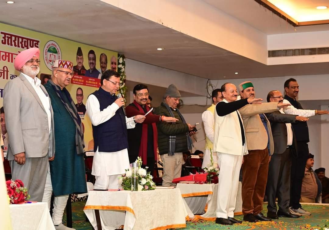 सीएम धामी ने दिलाई शपथ