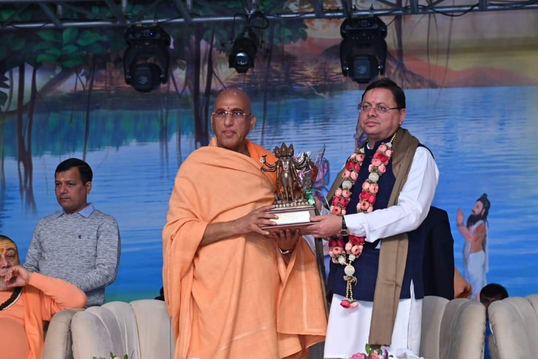 आध्यात्मिक महोत्सव में धामी