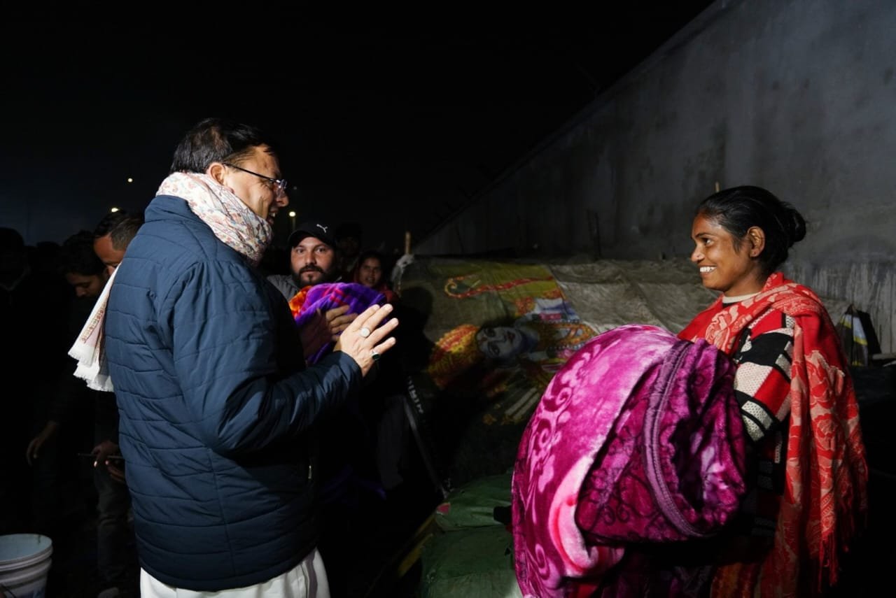 धामी ने बांटे कंबल, डीएम को क्या आदेश?