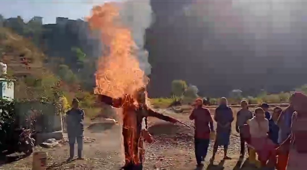 विधायक दिलीप रावत के खिलाफ गुस्सा, कांग्रेस ने फूंका पुतला