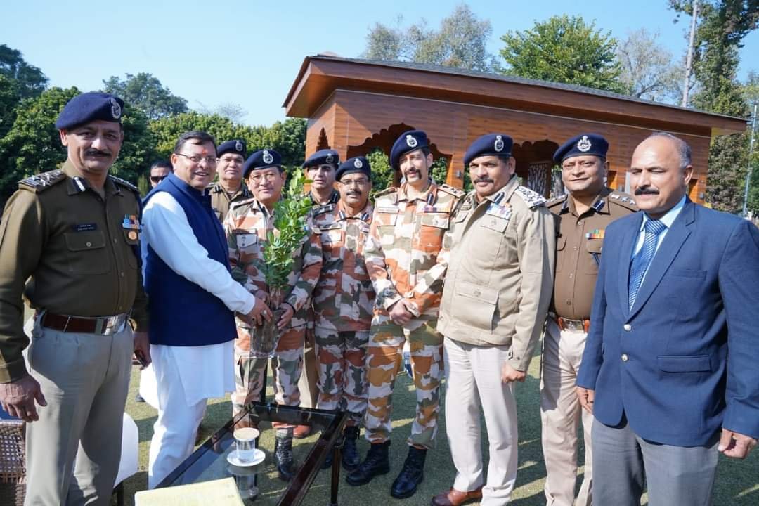 नये साल पर सीएम से मिले अफसर