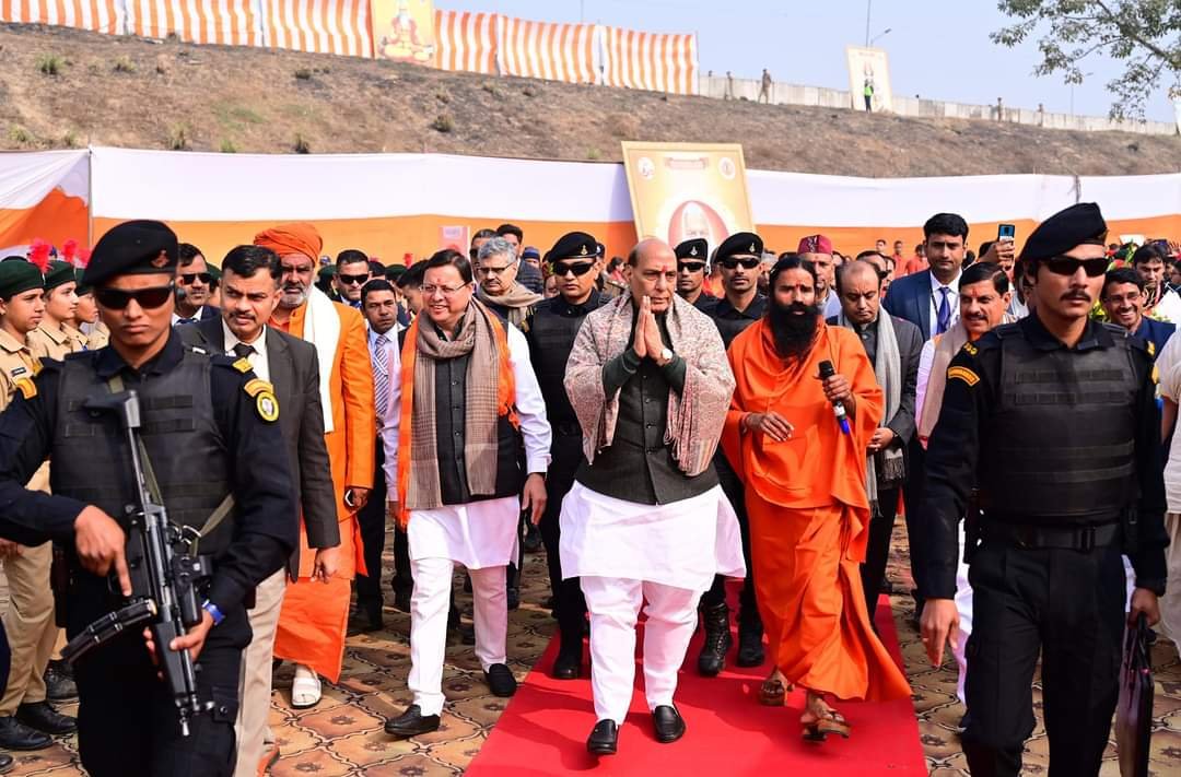 पंतजलि योगपीठ में राजनाथ सिंह