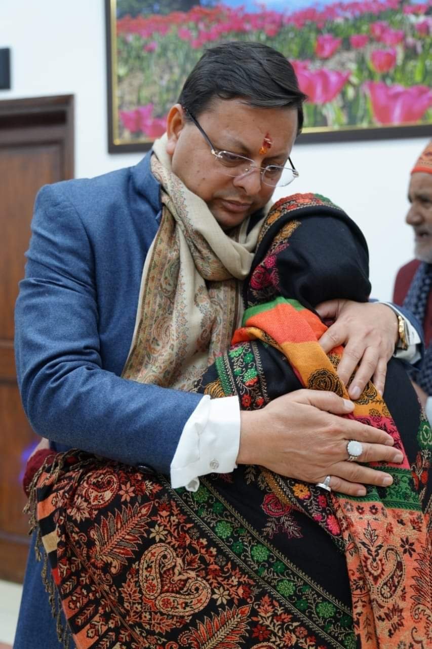 दिवंगत सविता के माता पिता से मिले धामी