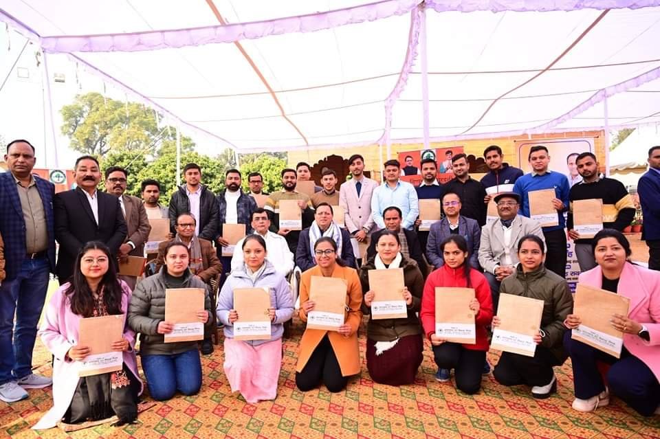 सीएम धामी ने बांटे नियुक्ति पत्र