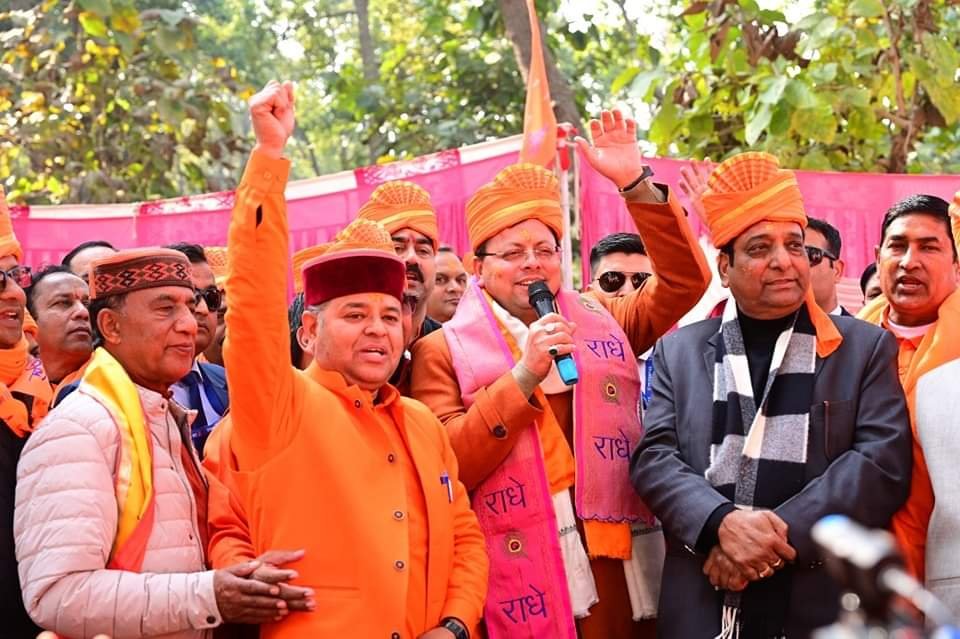 शोभायात्रा में मुख्यमंत्री धामी