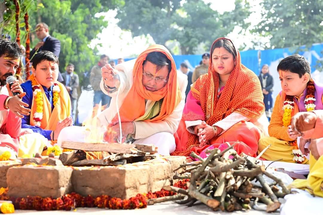 टपकेश्वर महादेव में धामी ने की पूजा