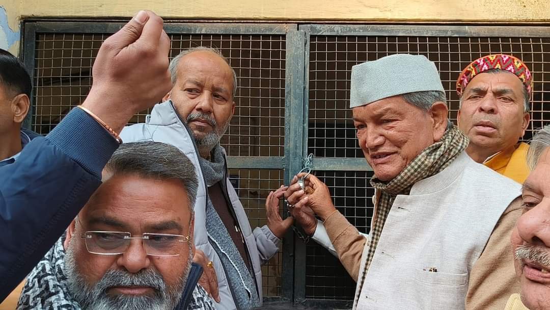 हरीश रावत का रुड़की में धरना