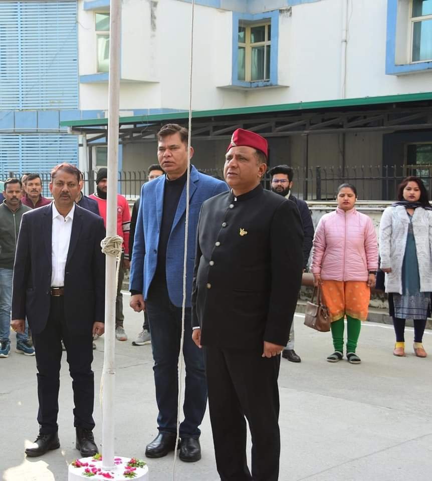 डीजी सूचना ने फहराया तिरंगा