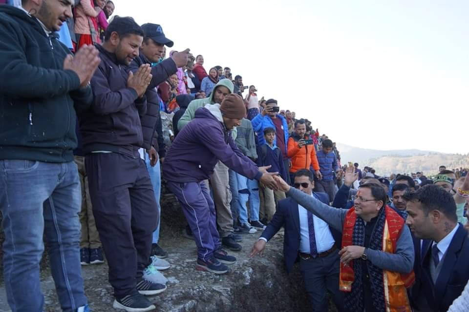 लोहाघाट में धामी का गांव चलो अभियान