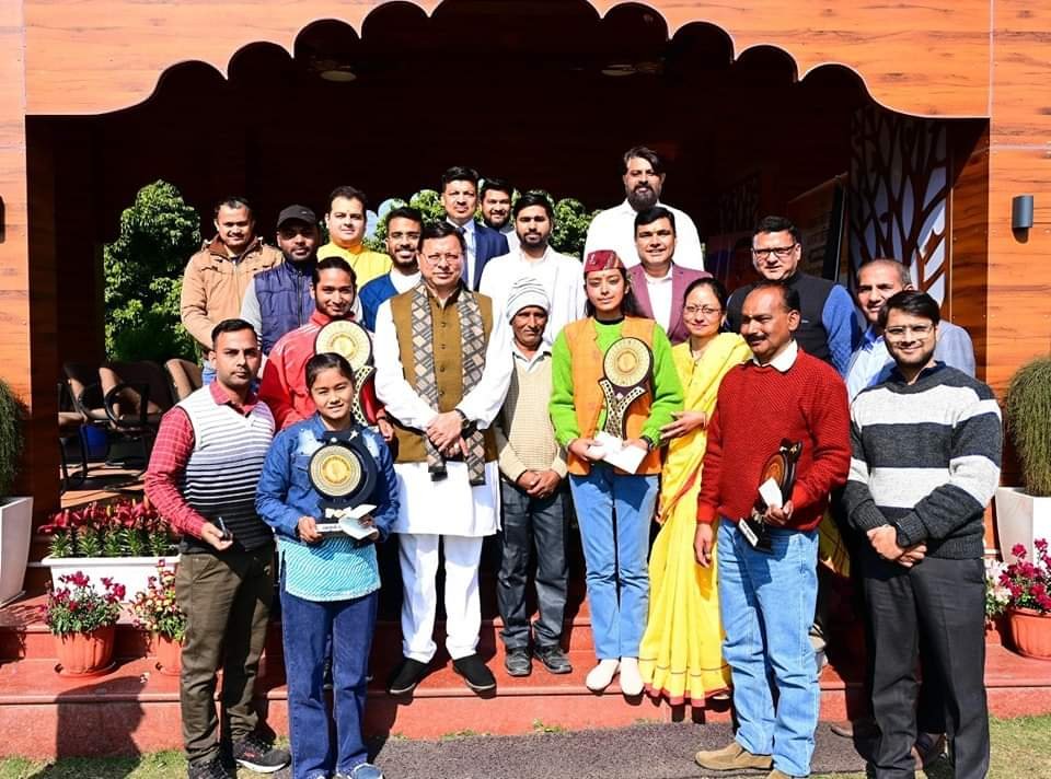 सीएम धामी ने विजेताओं को किया सम्मानित